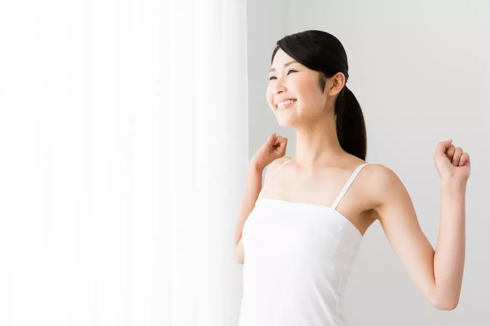 肩甲骨を動かす女性